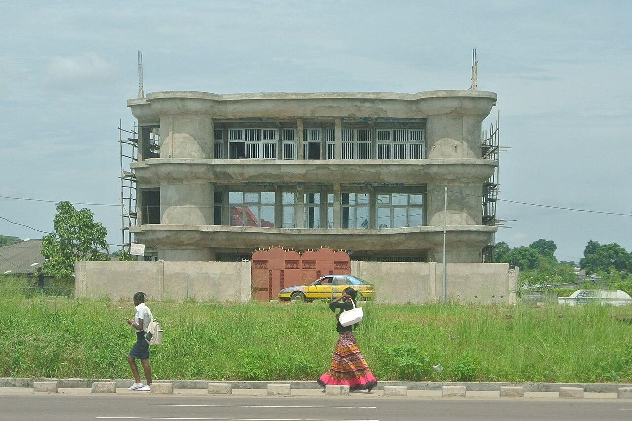Kinshasa : les activités de lavage et de réparation des véhicules et motos envahissent la chaussée et les trottoirs