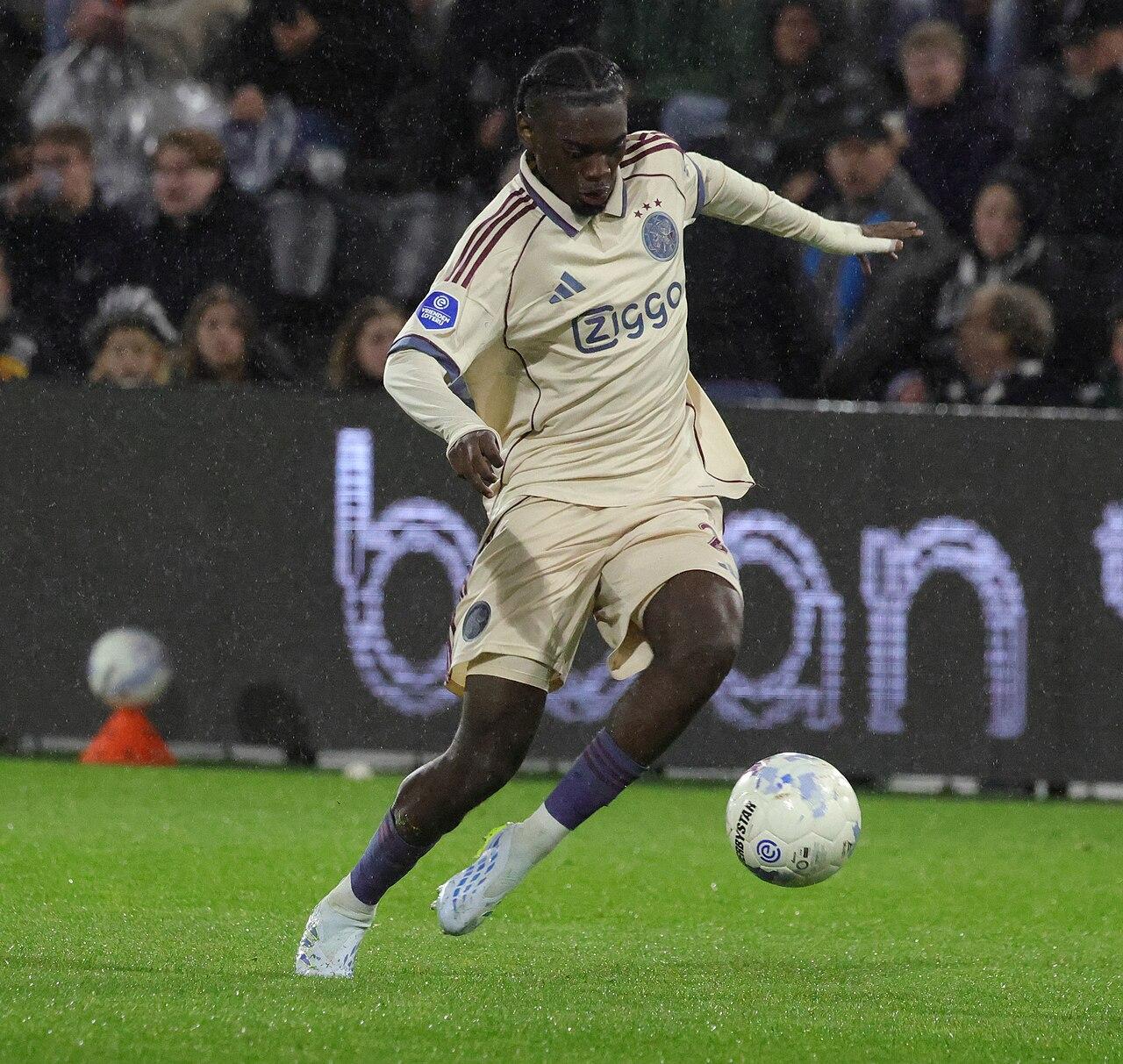 Jorthy Mokio inscrit un doublé avec l'Ajax Amsterdam face à Groningue